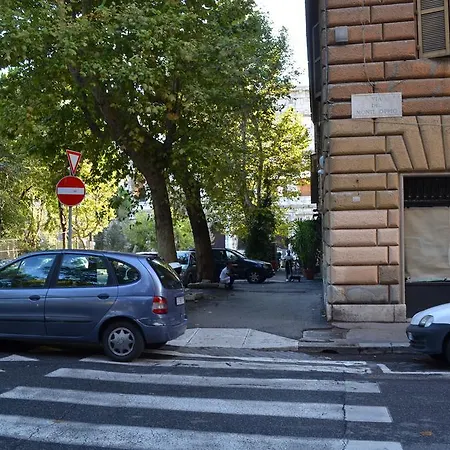 Domus Chiara Al Colosseo Roma Exterior foto